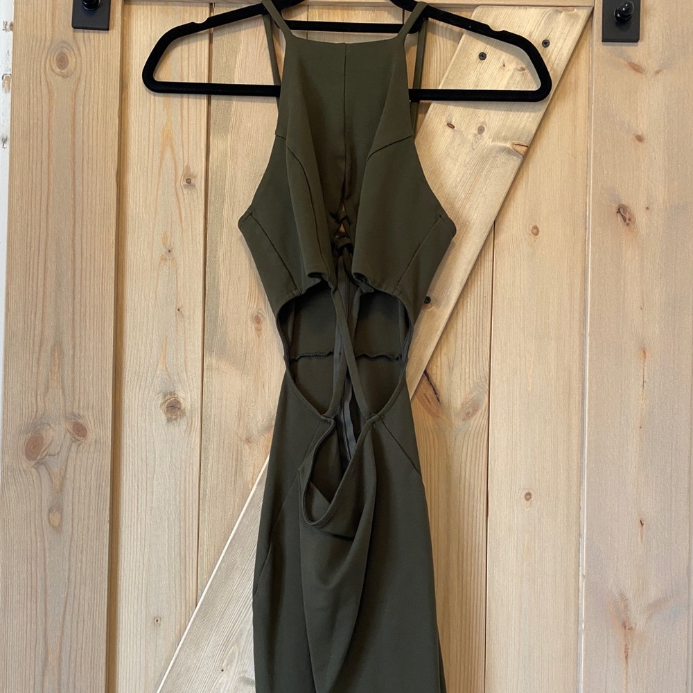 Backless dress